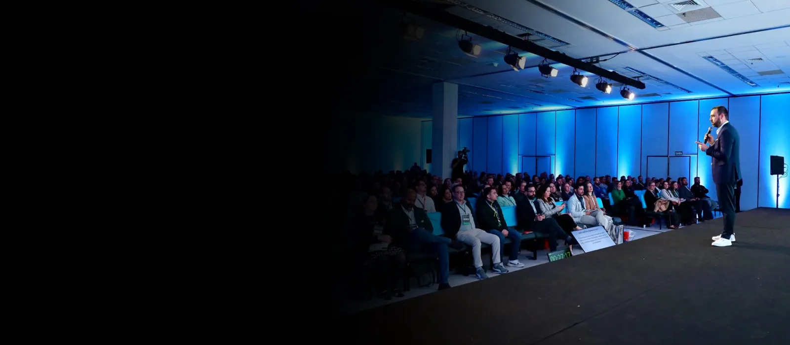 Rodrigo Dutra palestrando em um evento