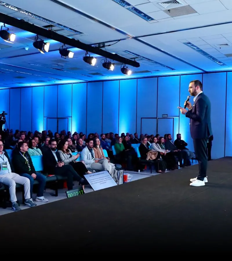Rodrigo Dutra palestrando em um evento