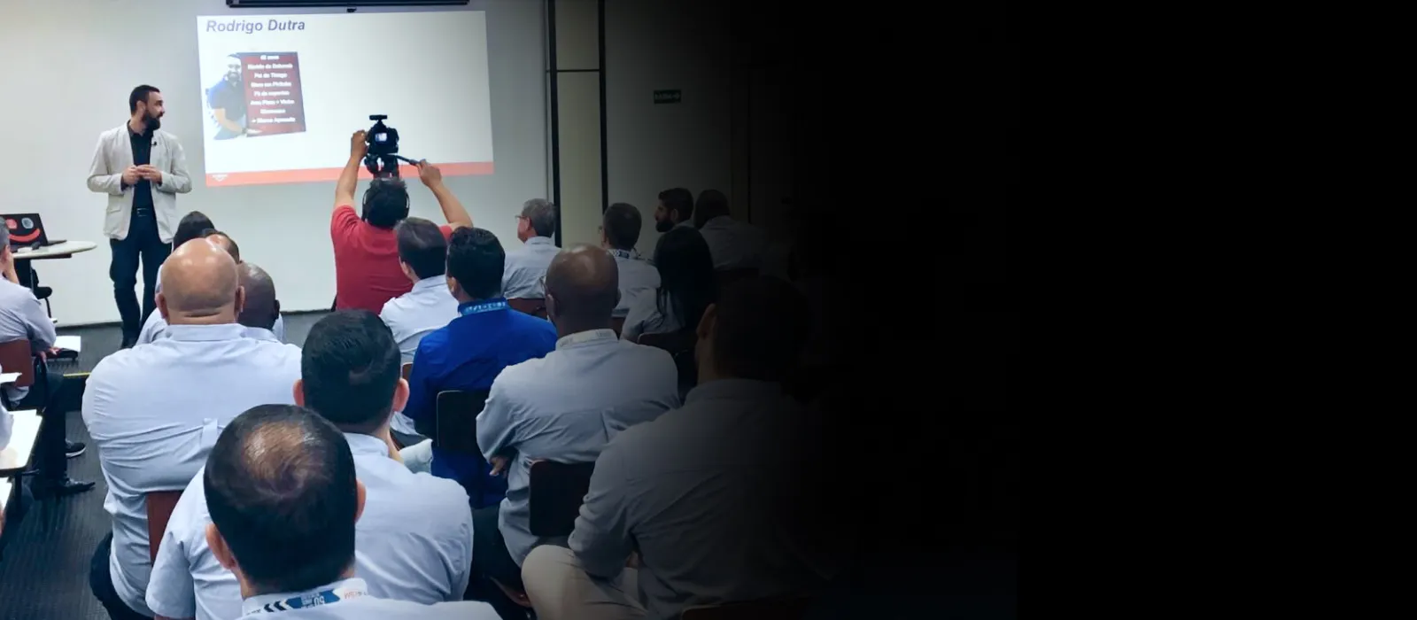 Rodrigo Dutra dando treinamento in company