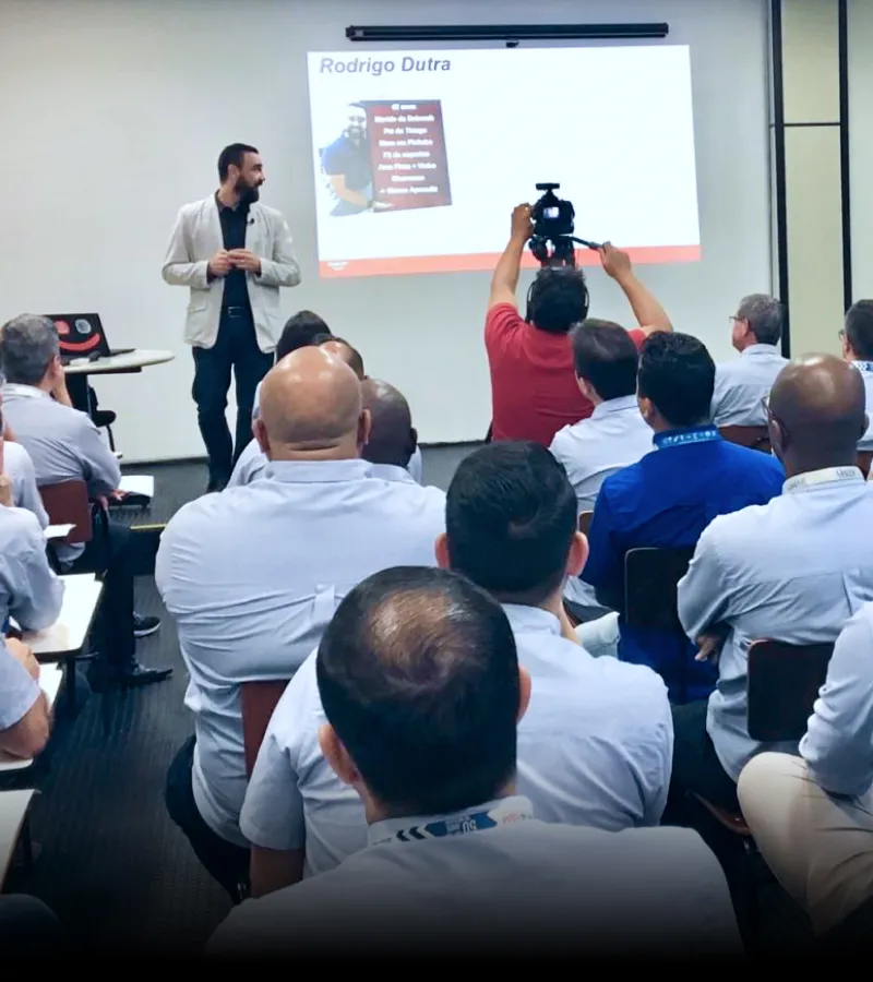Rodrigo Dutra dando treinamento in company